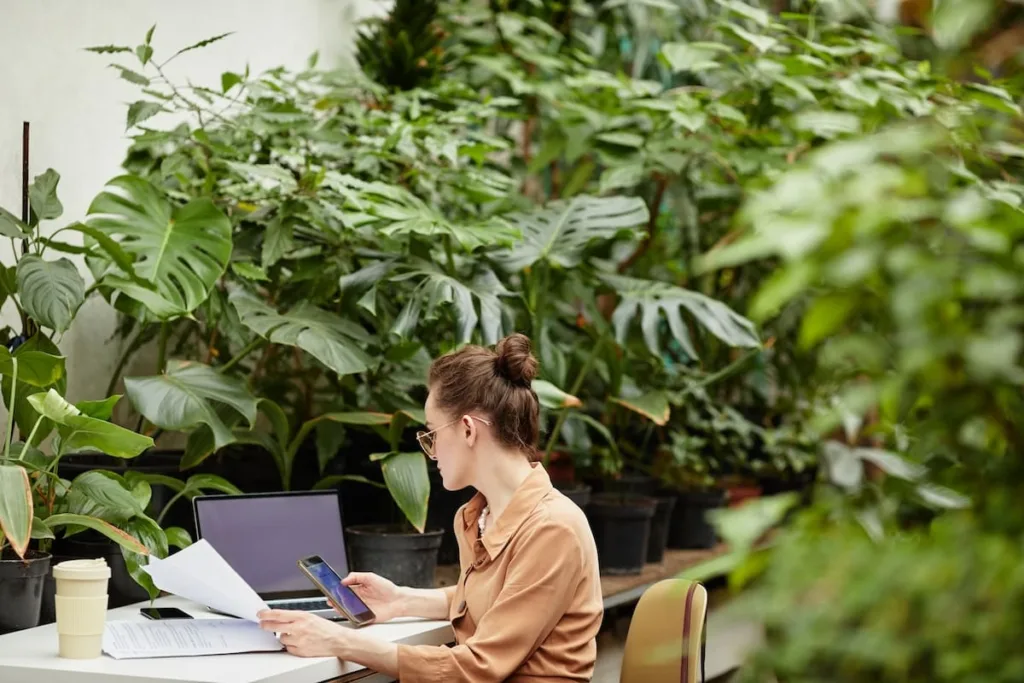 young-businesswoman-scrolling-smartphone-by-workplace¿Cómo influye el marketing Ontológico aplicado a marcas y productos, Pensamiento de Segundo Orden en SEO