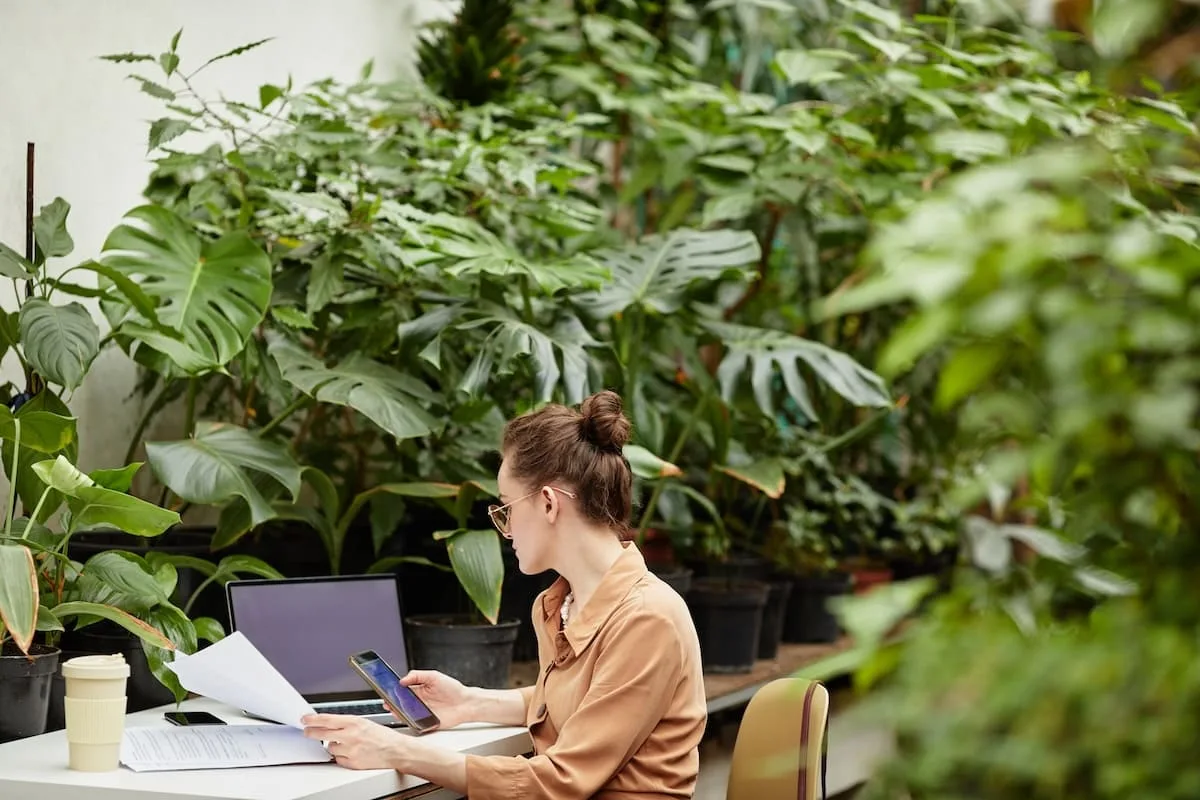 young-businesswoman-scrolling-smartphone-by-workplace¿Cómo influye el marketing Ontológico aplicado a marcas y productos, Pensamiento de Segundo Orden en SEO