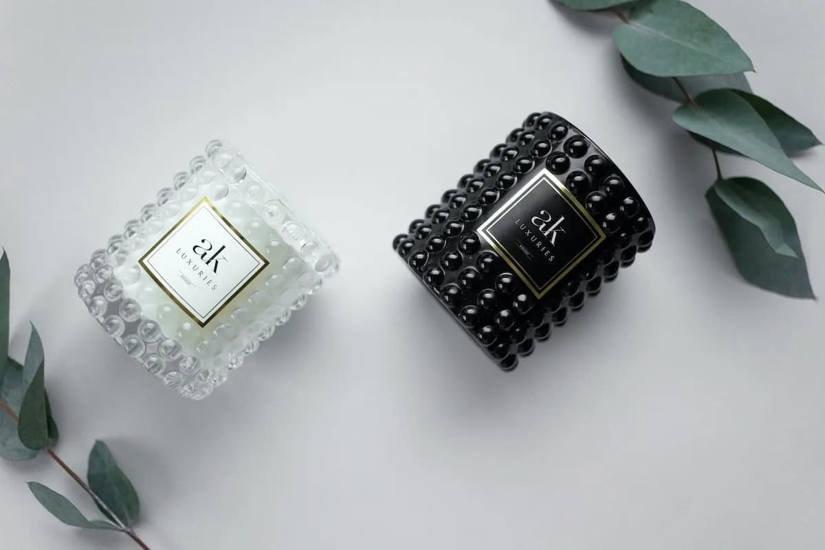 dos botella de perfume, desarrollo de marca personal con ontomarketing aplicado ¿Cómo Crear una Marca Personal en Guatemala?