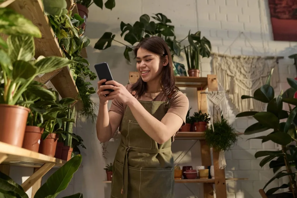 houseplant-store-worker-making-content-social-media negocio digital allincard