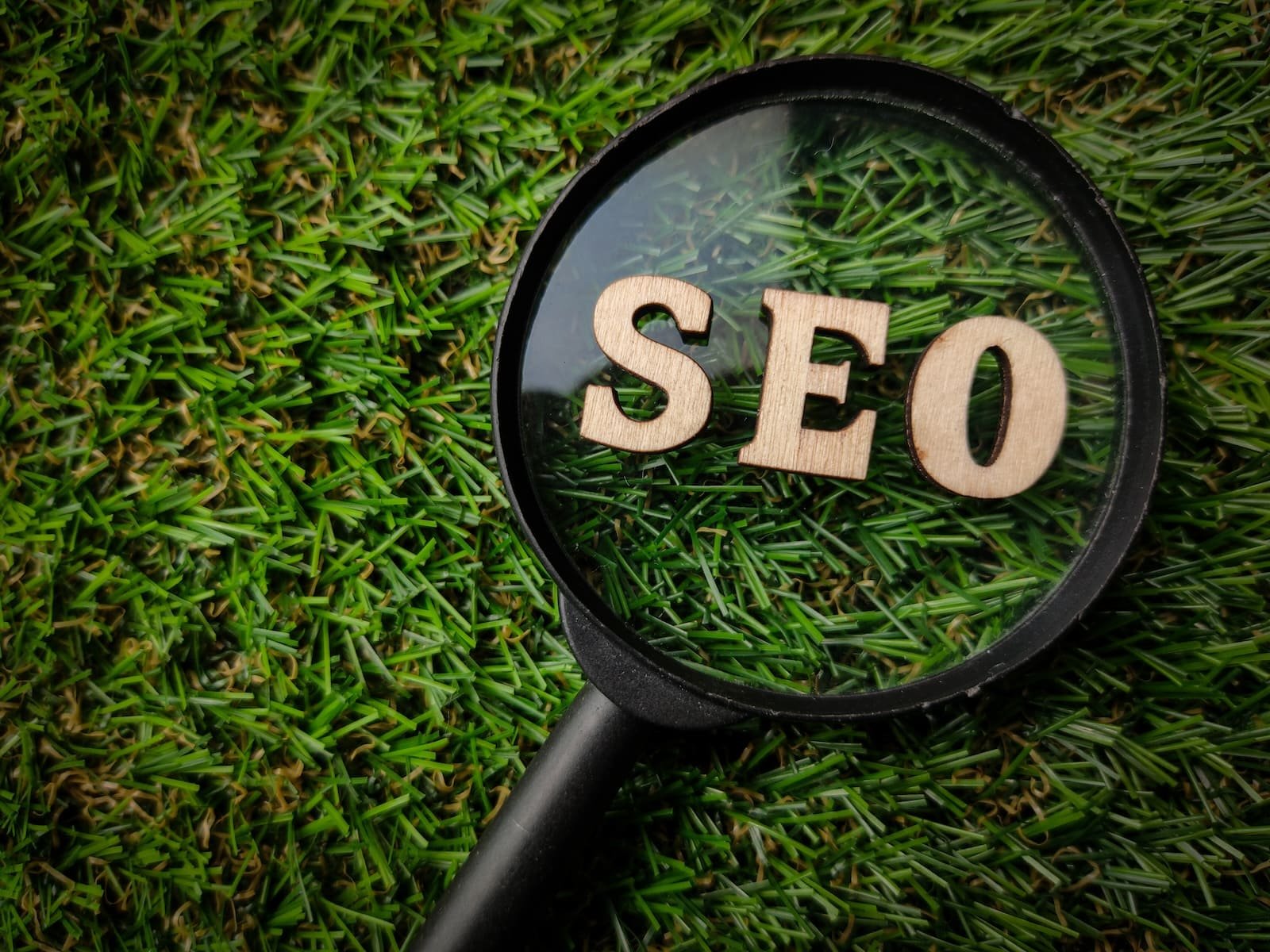 Google sacude el SEO en 2024 Guatemala Consejos del Mejor Experto de España top-view-magnifying-glass-wooden-word-with-text-seo-green-grass-background Tu Agencia SEO en Guatemala #1 SGE Búsqueda potenciada con IA generativa en Queretaro