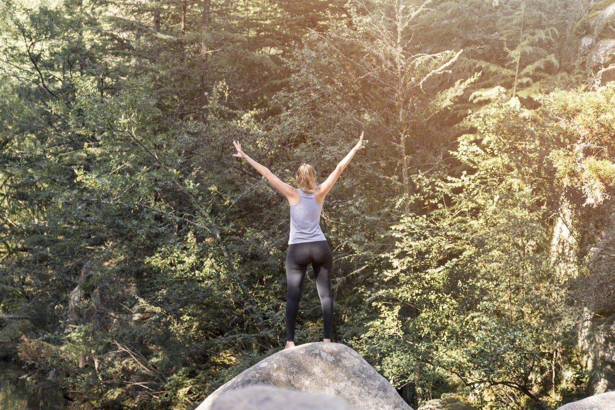 woman-with-upped-hands-stone-near-forestPosiciona tu Negocio en Guatemala con un Servicio Profesional de SEO