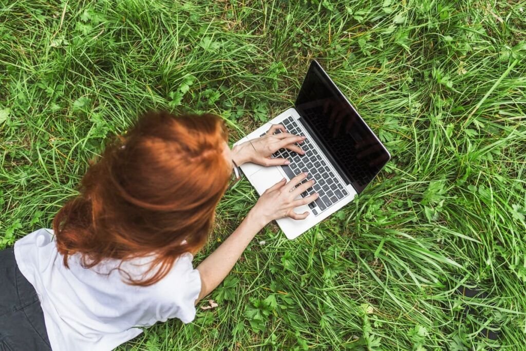 young-woman-lying-bright-grass-with-laptopPosiciona tu Negocio en Guatemala con un Servicio Profesional de SEO