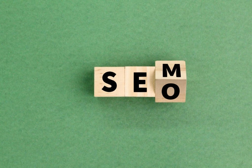 SEO y SEM Guatemala - Bloques de madera con las letras SEO y SEM, simbolizando estrategias de marketing digital SEO y SEM en Guatemala seo local