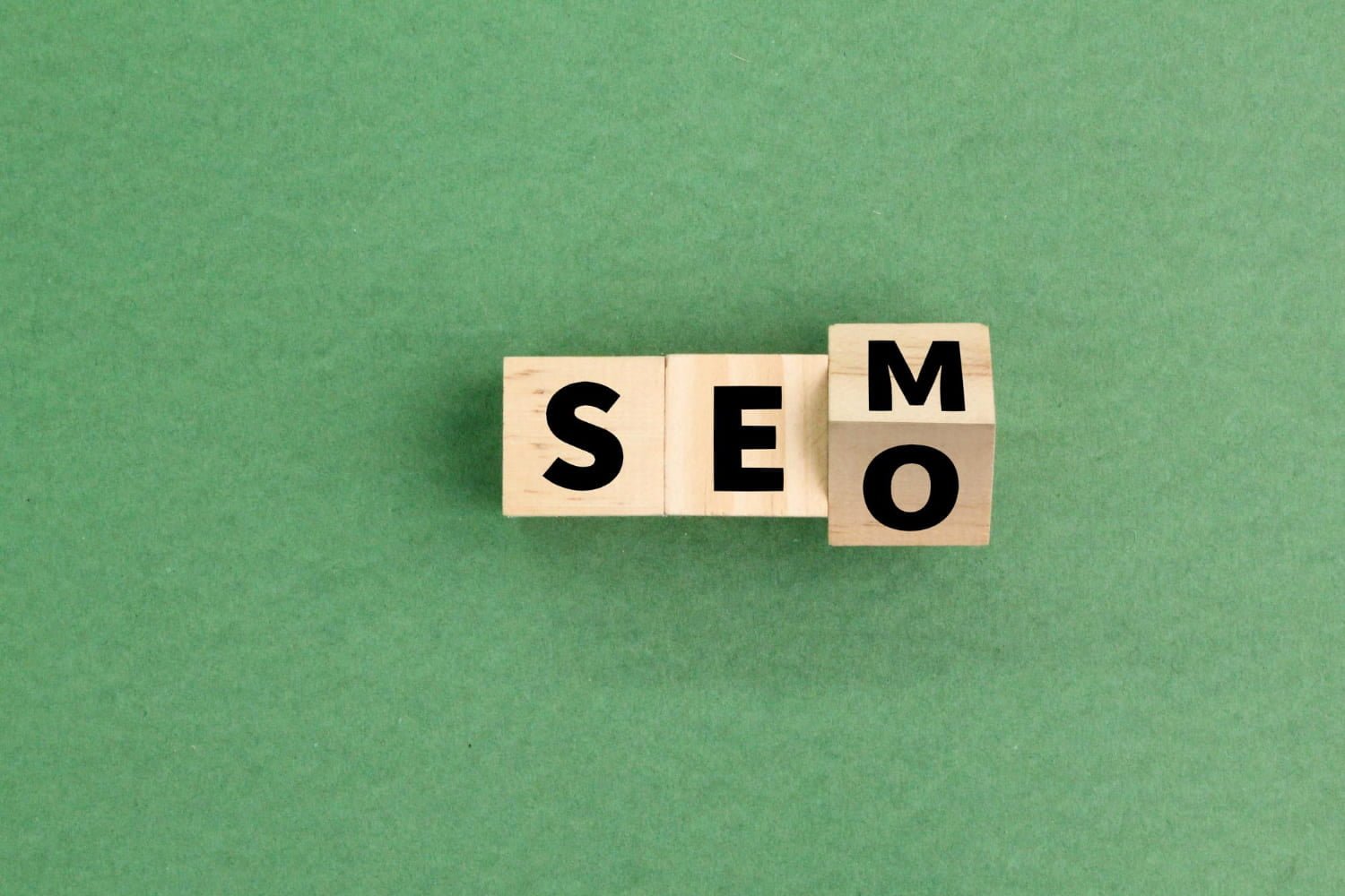 SEO y SEM Guatemala - Bloques de madera con las letras SEO y SEM, simbolizando estrategias de marketing digital SEO y SEM en Guatemala seo local