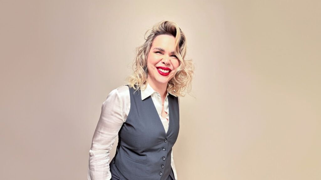 Soy-Maryce-sonriendo-feliz-coatuendo-camisa-y-chaleco-gris-en-la-Cima-de-los-Buscadores-con-'Apoteósicamente-Fantástica' (1)