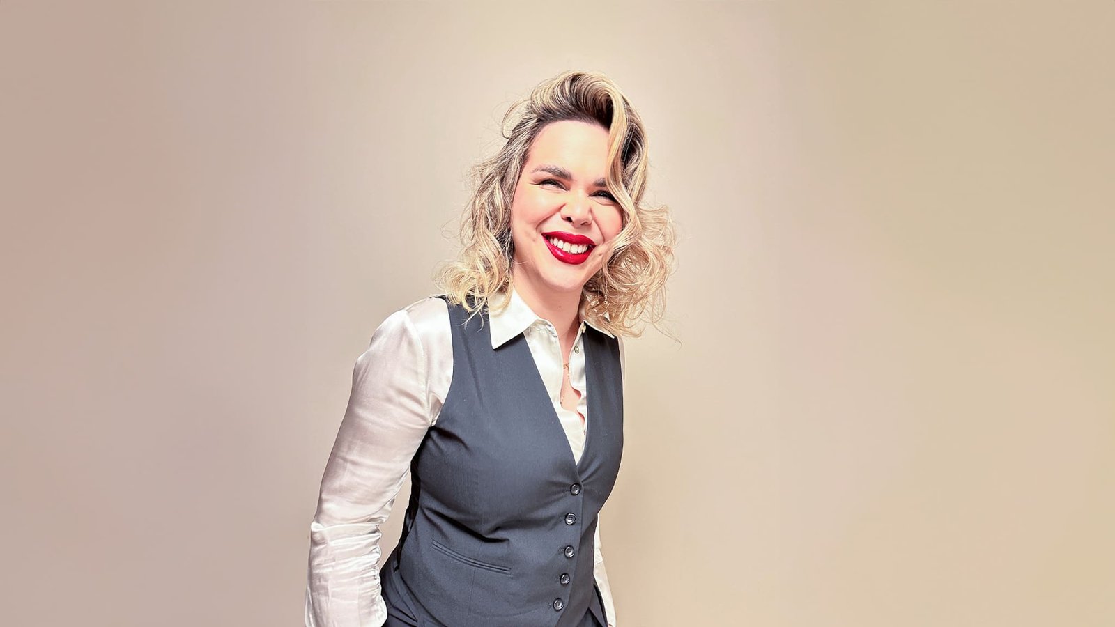 Soy-Maryce-sonriendo-feliz-coatuendo-camisa-y-chaleco-gris-en-la-Cima-de-los-Buscadores-con-'Apoteósicamente-Fantástica' (1)