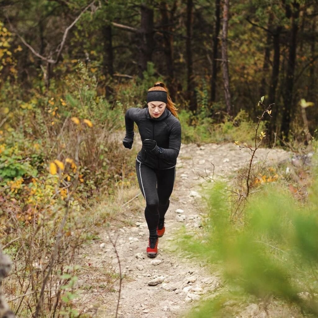 Agencia SEO Guatemala - Mujer corriendo al aire libre en un sendero, simbolizando energía y progreso.
