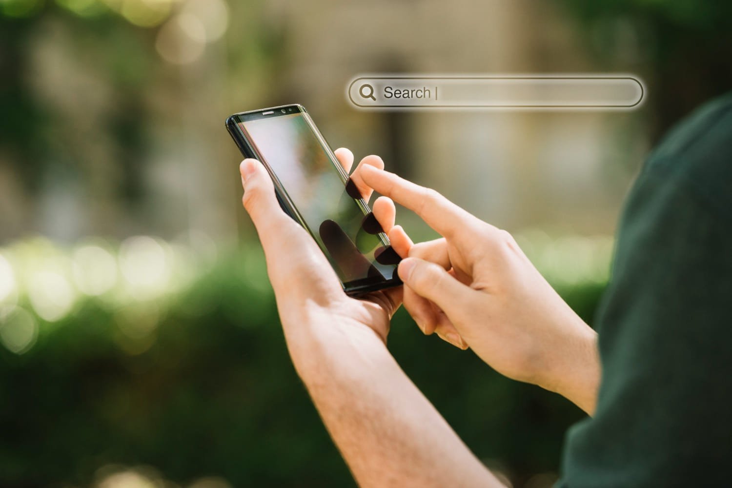 SEO SEM Guatemala - Manos usando un smartphone para buscar en línea, simbolizando estrategias de marketing digital. agencia ONE