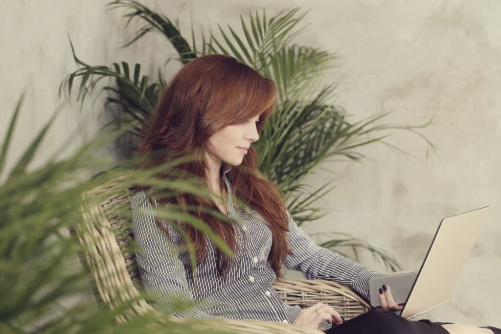 SEO SEM Guatemala - Mujer profesional revisando su smartphone, simbolizando estrategias de marketing digital. SEO y SEM en Guatemala seo local