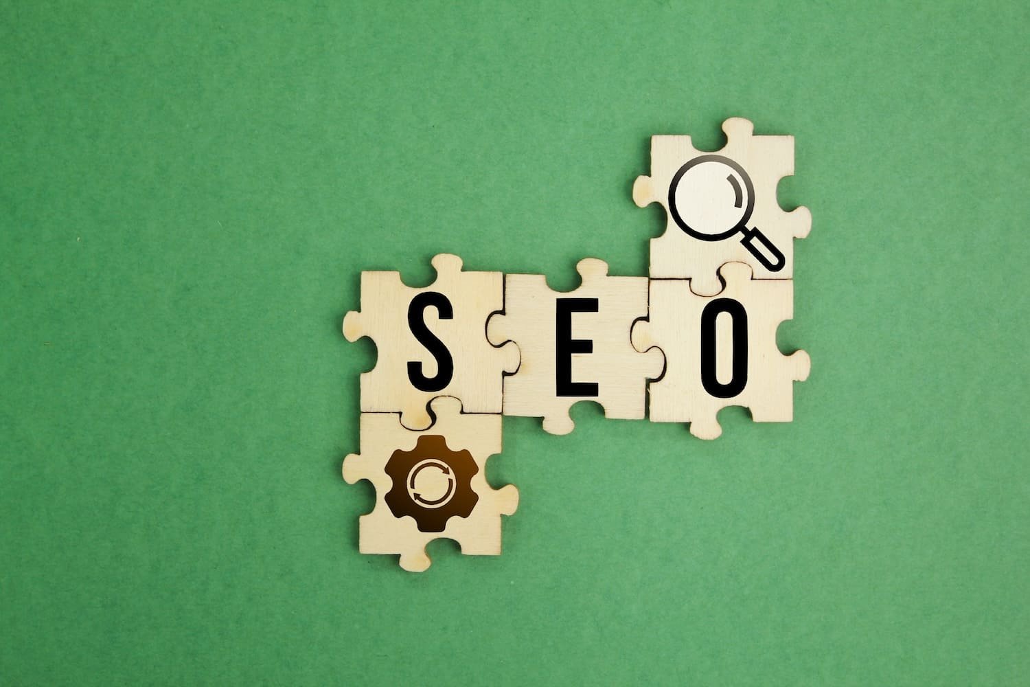 SEO SEM Guatemala - Piezas de puzzle con letras SEO y símbolos de búsqueda y configuración, representando estrategias de marketing digital.